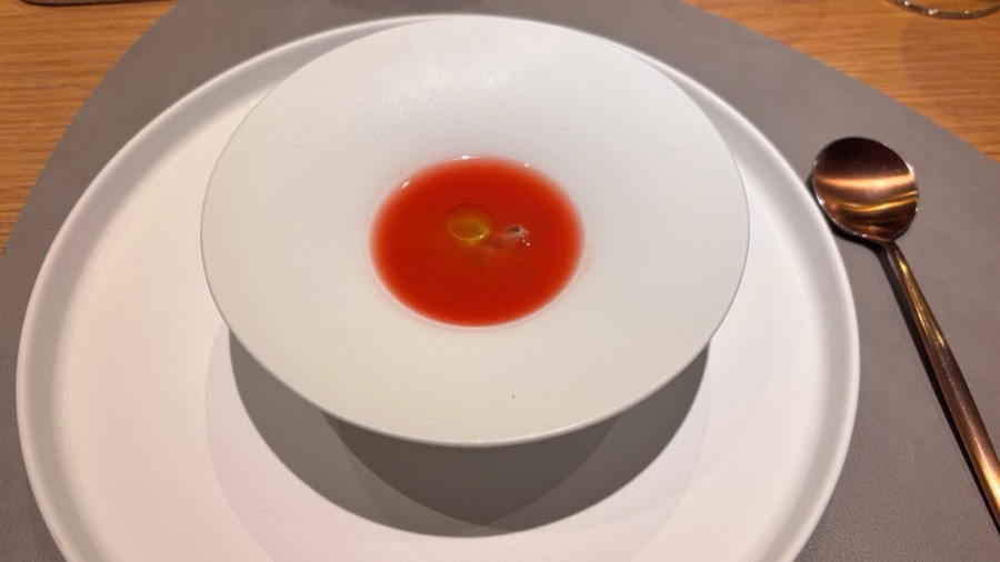 赤いスイカのスープに鮎が沈む一皿